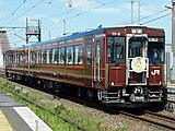 快速「湯けむり号」に使用されるレトロラッピング車両[26][25]