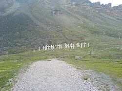 Kirkegården i Longyearbyen hvor de 4 av de 26 ofrene fra kullstøveksplosjonen i Gruve 1a (Amerikanergruva, synlig i bakgrunnen) den 3. januar 1920 ligger begravd, resten ble sendt til fastlandet. De ligger sammen med sju gruvearbeidere som døde av spanskesyken i 1918. På kirkegården er det laget minnestøtter til mange andre som har mistet livet på Svalbard opp gjennom årene.