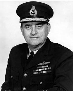 Portrait en noir et blanc d'un homme vêtu d'un uniforme sombre et coiffé d'une casquette militaire