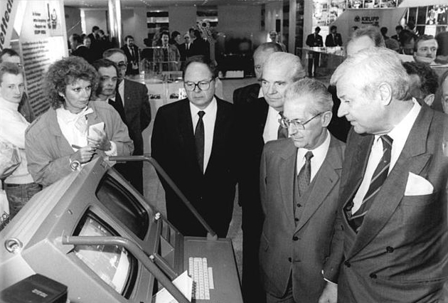 File:Bundesarchiv Bild 183-1988-0422-027, Hannover-Messe, Besuch Gerhard Beil-Rand.jpg