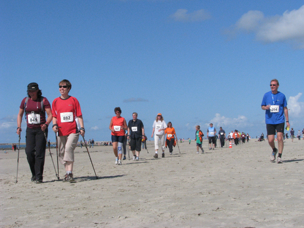 File:Borkumer Meilenlauf Nordic Walking.jpg