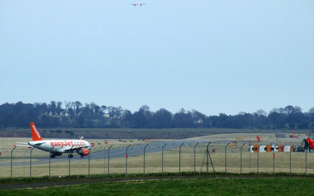 File:Edinburgh Airport runway - geograph.org.uk - 3365241.jpg