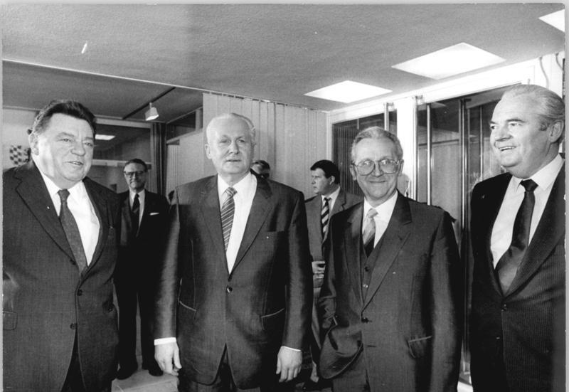 File:Bundesarchiv Bild 183-1986-0410-045, Bonn, Besuch Günter Mittag, Franz Josef Strauß.jpg