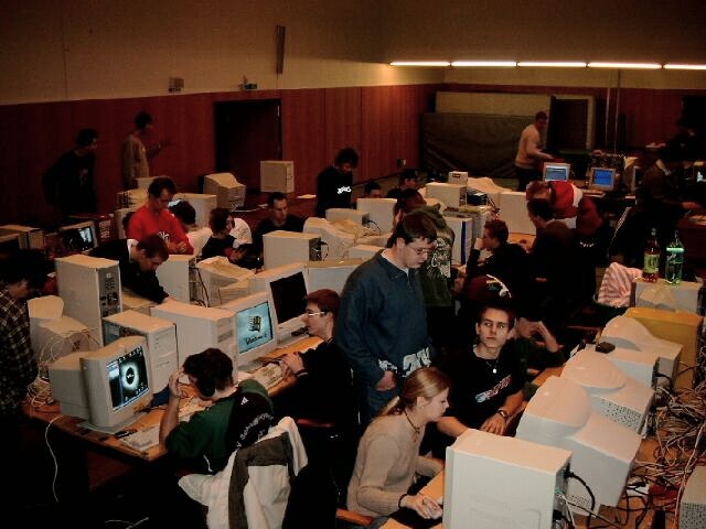 File:Mittelgrosse lan-party.jpg