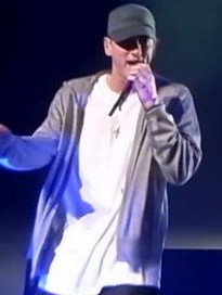 Eminem a actuar ao vivo na DJ Hero Party com o seu grupo D12 em Junho de 2009.