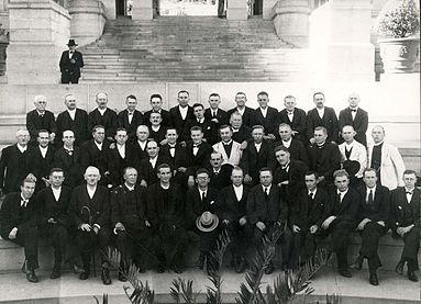 1933: Die Algemene Sinode van die GKSA in sitting Pretoria, afgeneem op die trap van die Uniegebou. Eerste ry: A. Postma, P.G.W. Snyman, Derk Rumpff, J.G.H. van der Walt, I.D. Krüger, prof. J.C. Coetzee, T.T. Spoelstra, A.S.E. Yssel, D.N. Kotzé, W.J. Postma, J.P. van den Berg, I.J. van der Walt. Tweede ry: H.F.V. Kruger, J.H. Boneschans, J.M. de Wet. Tweede ry: W.J. de Klerk, P.J.S. de Klerk, B.J. de Klerk, B. de Klerk, S.J. van der Walt, L.S. van der Walt, J. Schutte, N.H. van der Walt, E.I.J. Venter, H.S. van Jaarsveld, H.J. Venter, D.G Venter, J.V. Coetzee. Vierde ry: J. van Rooy, A. Aucamp, H.P.J. Pasch. Vyfde ry: J.A. van Rooy, J.H. Kruger, G.H.J. Kruger, W.F. Venter, I.J. Lessing, J.B. du Plessis, S.P. van der Walt, J.P. Jooste, J.L. de Bruin, S. du Toit, D.P. du Plessis, F.P.J. Snyman.