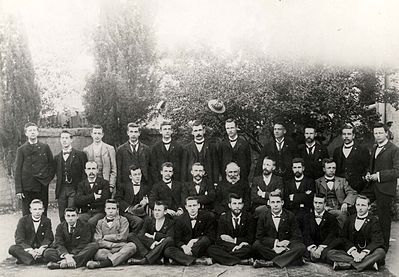 1897: Professore en studente van die Teologiese Skool op Burgersdorp. Ferdinand Postma, P. Coetzee, J. Venter, Wardaugh, P. Lion Cachet, Willem de Klerk, W. Henning, J.P. van der Walt, J. Pretorius. Middel: G.H.J. Kruger, J.D. du Toit, Flippie Snyman, J.A. du Plessis, prof. J. Lion Cachet, prof. S. Postma, J. Kruger, J.G.H. van der Walt. Agter: C. Pretorius, J. Maré, ene Faul, H. de Klerk, L.J. du Plessis (begin 1969, met die skool se eeufees, die oudste [89 jaar] nog lewende oudstudent van die Teologiese Skool en woonagtig te Reddersburg, seun van ds. L.J. du Plessis), J. du Plessis, F. Henning, J. du Plooy, C. van der Walt, N.H. van der Walt, D. Postma.