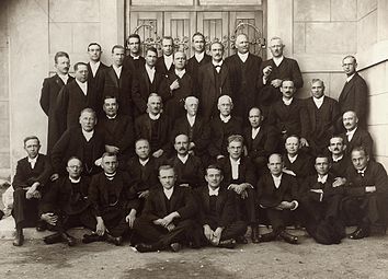 Die Algemene Sinode van die GKSA 1930 in sitting op Burgersdorp. Eerste ry: S. van der Walt, Jacs van Rooy. Tweede ry: Dr. E. Venter, J.C. van der Walt, H.J. Venter, J.G.H. van der Walt, G.H.J. Kruger, W.J. Postma, W.J. Snyman, Dirk Postma, D.N. Kotzé, J.H. Boneschans, A. Duvenage. Derde ry: H.P.J. Pasch, N.H. van der Walt, W.J. de Klerk, T. Hamersma, J.A. van Rooy, J.V. Coetzee, D.P. du Plessis, H.S. van Jaarsveld en D.G. Venter. Vierde ry: H. du Plessis, A.S.E. Yssel, J.P. Jooste, A. Postma, I.D. Krüger, W.F. Venter, T.T. Spoelstra, F.P.J. Snyman, dr. P.J.S. de Klerk, prof. Jacobus du Plessis, H.J.R. du Plessis, Derk Rumpff.