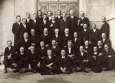 1930: Die Algemene Sinode van die GKSA in sitting op Burgersdorp. Eerste ry: S. van der Walt, Jacs van Rooy. Tweede ry: Dr. E. Venter, J.C. van der Walt, H.J. Venter, J.G.H. van der Walt, G.H.J. Kruger, W.J. Postma, W.J. Snyman, Dirk Postma, D.N. Kotzé, J.H. Boneschans, A. Duvenage. Derde ry: H.P.J. Pasch, N.H. van der Walt, W.J. de Klerk, T. Hamersma, J.A. van Rooy, J.V. Coetzee, D.P. du Plessis, H.S. van Jaarsveld en D.G. Venter. Vierde ry: H. du Plessis, A.S.E. Yssel, J.P. Jooste, A. Postma, I.D. Krüger, W.F. Venter, T.T. Spoelstra, F.P.J. Snyman, dr. P.J.S. de Klerk, prof. J.A. du Plessis, H.J.R. du Plessis, Derk Rumpff.