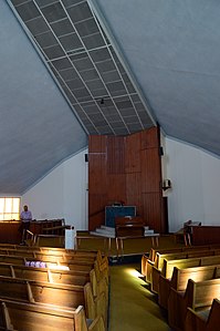 Die liturgiese ruimte in die kerk. Ds. Hannes Noëth, medeleraar, staan links van die kansel.