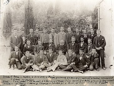 1895: Professore en studente van die Teologiese Skool op Burgersdorp. Voor: J. du Plooy, Ferdinand Postma, J. Kruger, Willem de Klerk, W. Rörich, P. Lion Cachet, J. Coetzee, ene Venter. Middel: Jacobus du Plessis, Flippie Snyman, prof. Stephanus Postma, prof. Jan Lion Cachet, Willem Postma, J. Kruger, J.G.H. van der Walt. Agter: Dirk Postma, ene Heystek, D. van der Walt, G.H.J. Kruger, W. Henning, A. Henning, J. de Klerk, onbekend, H. de Klerk, C.W. van der Walt, D. Maré en J. Diepraam.