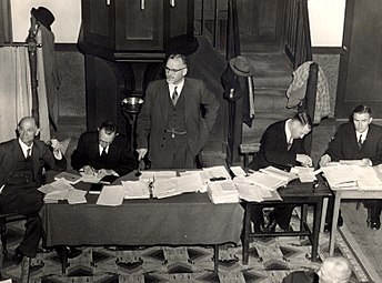 Die moderamen en adviseur van die GKSA se partikuliere sinode Suid-Transvaal in sitting in die Gereformeerde kerk Bethal, 1956. Van links: Prof. W.J. Snyman, ds. Kotzé, ds. A.A. Venter, drr. S.C.W. Duvenage en S.J. du Plessis.