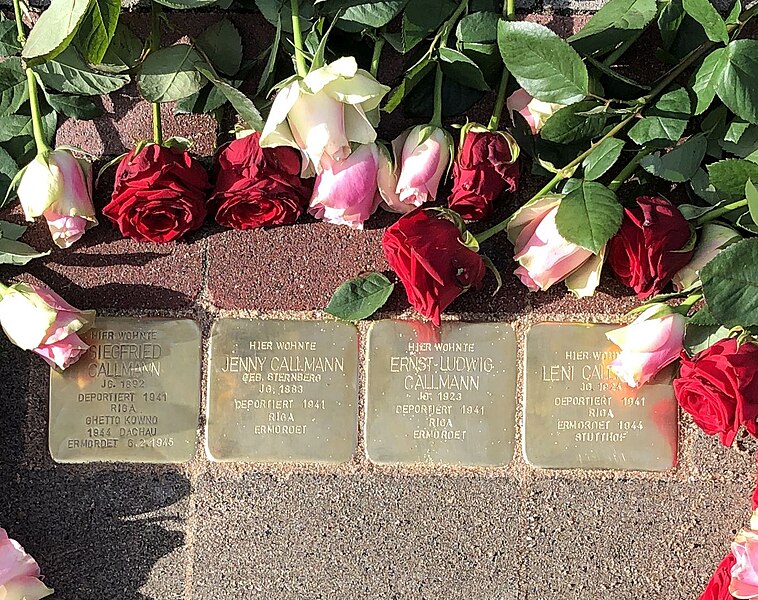 Datei:Moers Stolpersteine Baerler Straße 64 Familie Callmann.jpg