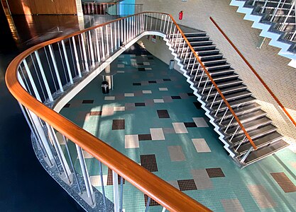 Foyer mit Treppenhaus und Bodenmosaik