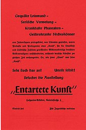 Infoblatt zur Ausstellung „Entartete Kunst“ mit alter, schwarzer Schrift auf rotem Untergrund. Oben stehen die Hauptaussagen „Gequälte Leinwand – seelische Verwesung – krankhafte Phantasien – geisteskranke Nichtskönner“