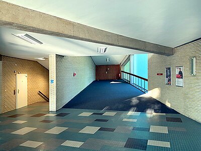 Zugang zum Großen Auditorium mit Lichtdurchlass (rechts)