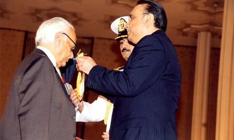 File:Zahid malik being awarded Sitara e imtiaz.jpg