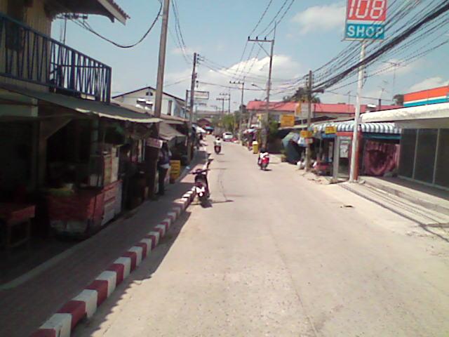 File:Bangwua Street, Bang Pakong.jpg