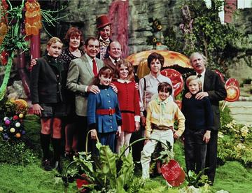 File:Main Cast of Willy Wonka and the Chocolate Factory.jpg