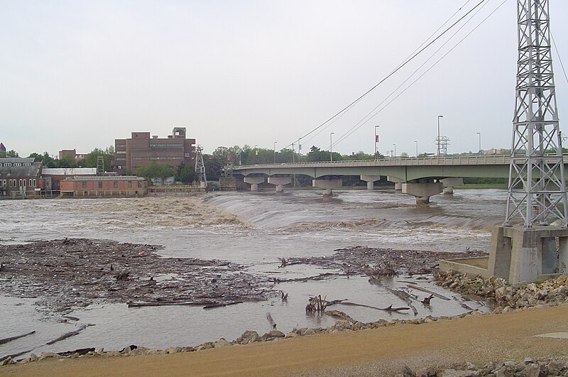 File:Bowersock Dam - Kansas River Several Feet Above Flood Stage May 2007.JPG