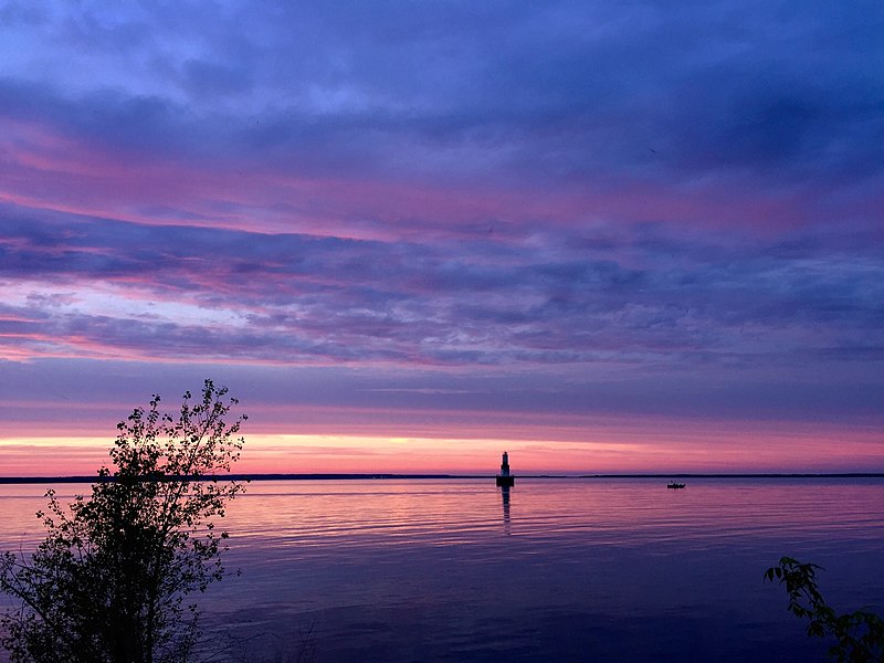 File:Escanaba harbor lighthouse at sunset.jpg