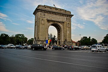 Traffic passing Arcul de Triumf in 2012