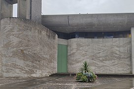 Entrée de l'église Noter le travail du béton, qui alterne des zones gravillonnées et des zones lisses