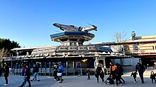 Un X-wing au-dessus du Starport à Disneyland Paris en 2022.