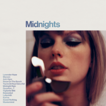 Sampul standar "Midnights", latar belakang putih dengan foto kotak Taylor Swift memegang sebuah korek api. Daftar lagunya ditampilkan di pojok kiri bawah.