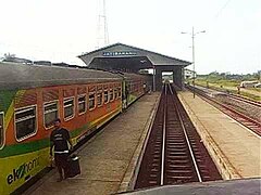 Stasiun Jatibarang dengan KA Gaya Baru Malam selatan di jalur 2