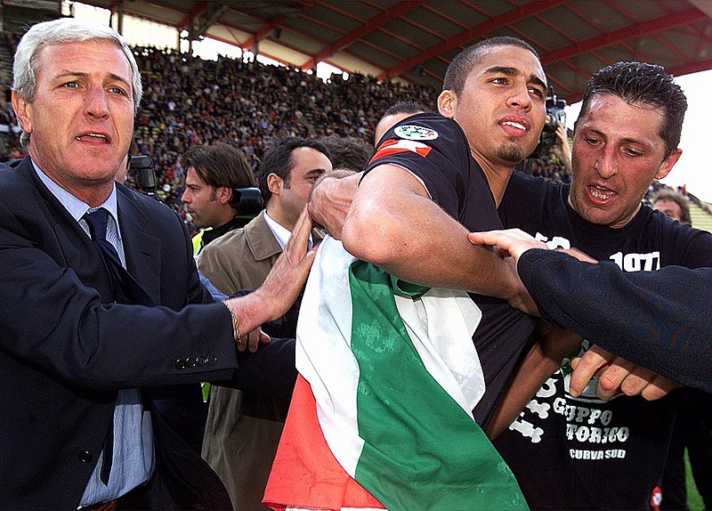 File:Marcello Lippi e David Trezeguet (Juventus FC) - Scudetto 2001-02.jpg