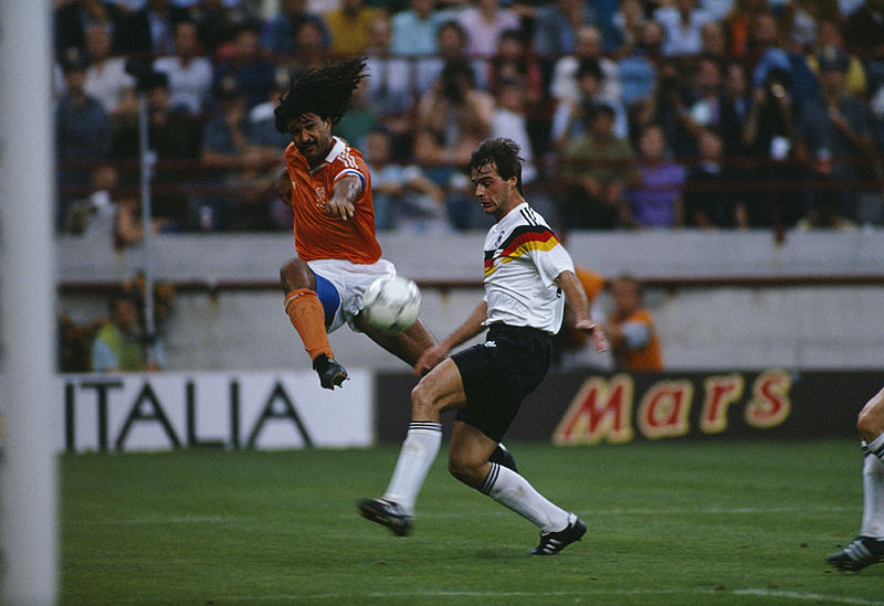 File:Mondiali 1990 - Germania Ovest vs Paesi Bassi - Ruud Gullit e Thomas Berthold.jpg