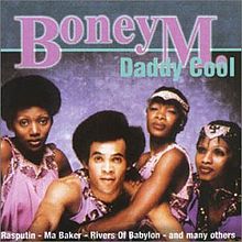 Hii picha ya kundi la muziki la Boney M. Kutoka kushto kuelekea kulia; Liz Mitchell, Bobby Farrell, Maizie Williams, na Marcia Barrett.