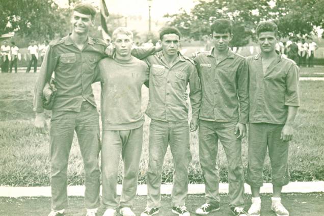 Formou-se em 1977 na Academia Militar das Agulhas Negras, em Resende. Integrante da Brigada Pára-Quedista, tornou-se mestre em saltos em 1983. Também estudou educação física na Escola do Exército.