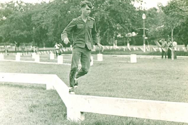 Entre 1979 e 1981, serviu na cidade de Nioque, no Mato Grosso do Sul. Chegou à patente de capitão, posição intermediária no Exército.