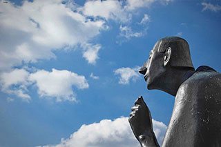 Albertus-Magnus-Skulptur gegen den Himmel fotografiert