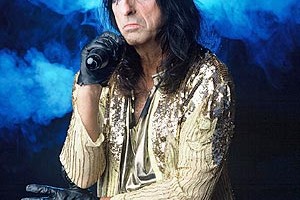 Alice Cooper announces new band members & tour.