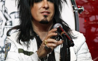 Nikki Sixx fans punch back, and throw it in his face!