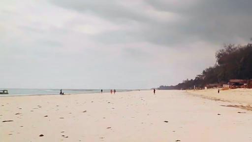 Menschenleerer Strand in Kenia