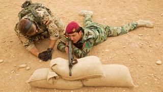 Ein Bundeswehrsoldat bildet in Erbil im Nordirak einen kurdischen Peschmerga an einem G3-Sturmgewehr aus. | Bildquelle: dpa