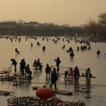 Schlittschuhlaufen und mit Metallstühlen über den zugefrorenen See stochern hat Tradition in Peking. Längst ist das Vergnügen aber eintrittspflichtig und der See komplett umzäunt.