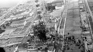 Das zerstörte Atomkraftwerk Tschernobyl kurz nach dem Unfall