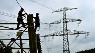 Monteure arbeiten an einem Strommast in Altenfeld in Thüringen (Archivbild)  | Bildquelle: dpa