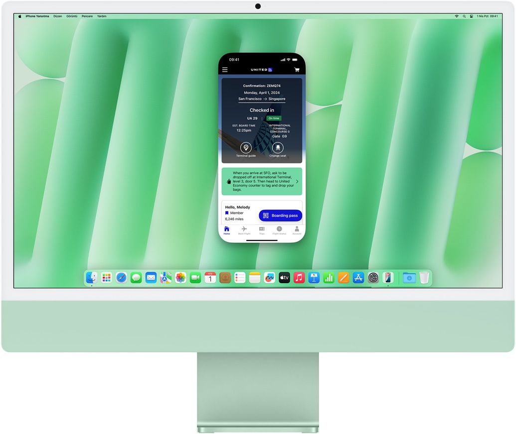 iPhone Yansıtma özelliği demosu. Ekranda iMac’e yansıtılmış ve oradan kontrol edilen United Airlines uygulaması görülüyor.