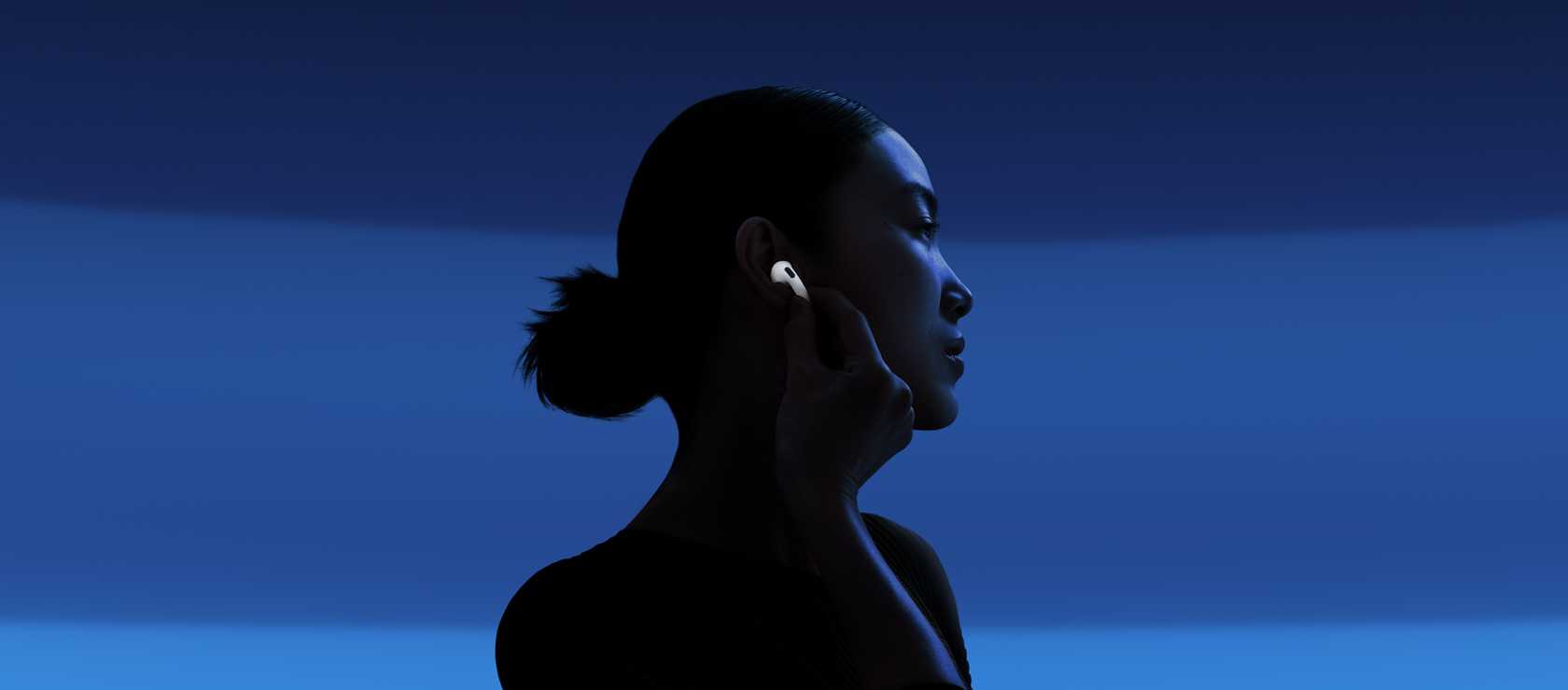 全新 AirPods 4 正面及背面的特寫。