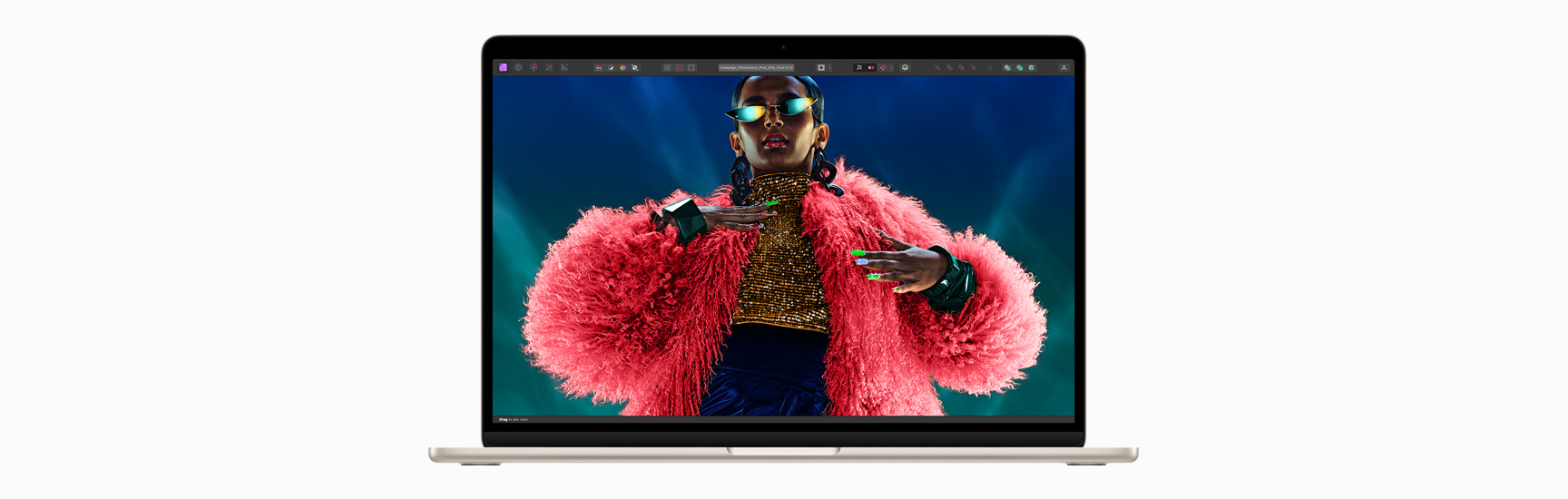 MacBook Air’in Liquid Retina ekranını gösteren önden görünümü.