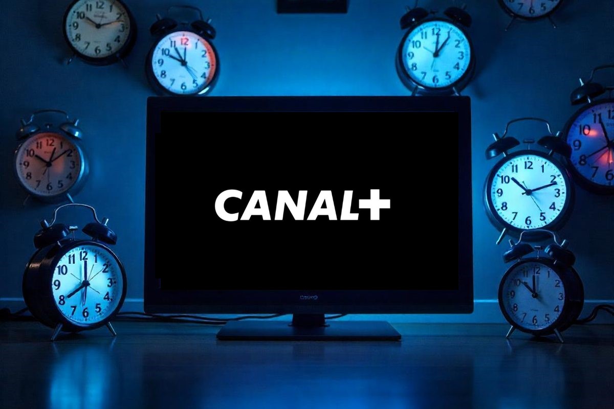 Télé avec logo Canal+- et des horloges autour, car plus que quelques jours avant la hausse des prix de ses abonnements