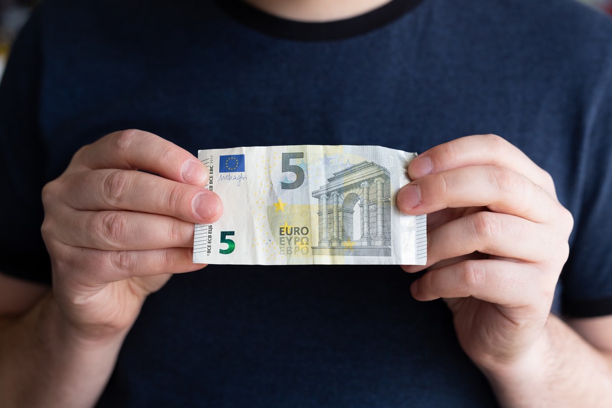 Homme tient billet de 5€, de quoi s'offrir 40 Go chez Prixtel, le plus généreux de tous les MVNO à ce tarif