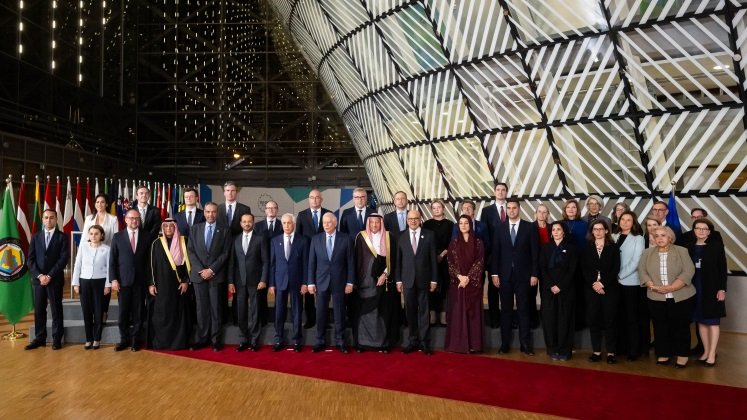 Gruppenfoto mit allen EU27 Außenministerinnen und Außenministern, sowie Vertreterrinnen und Vertretern des Golf-Kooperationsrats. 