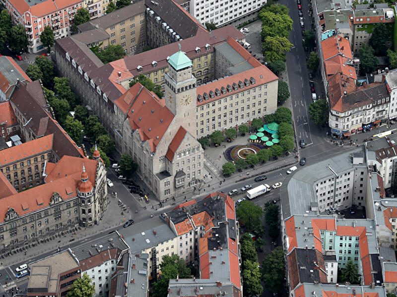 Die Karl-Marx-Straße mit dem Rathaus Neukölln